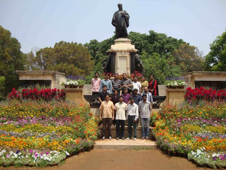  top row, L to R: Mishfad,  [[:SanjeevGopinath|Sanjeev]], Nanda, [[:BharatBettagere|Bharath]], Mohit, Ranjitha, Geethu\\
Middle row, L to R: Vinnu, Vinuthna, [[:AbhaySharma|Abhay]], [[:Venugopalakrishna|Venugopalakrishna]], [[:Parthajit|Parthajit]] \\
Bottom row, L to R:  [[http://ece.iisc.ernet.in/~cmurthy|Chandra]], Saurabh, Gana, Adithya.